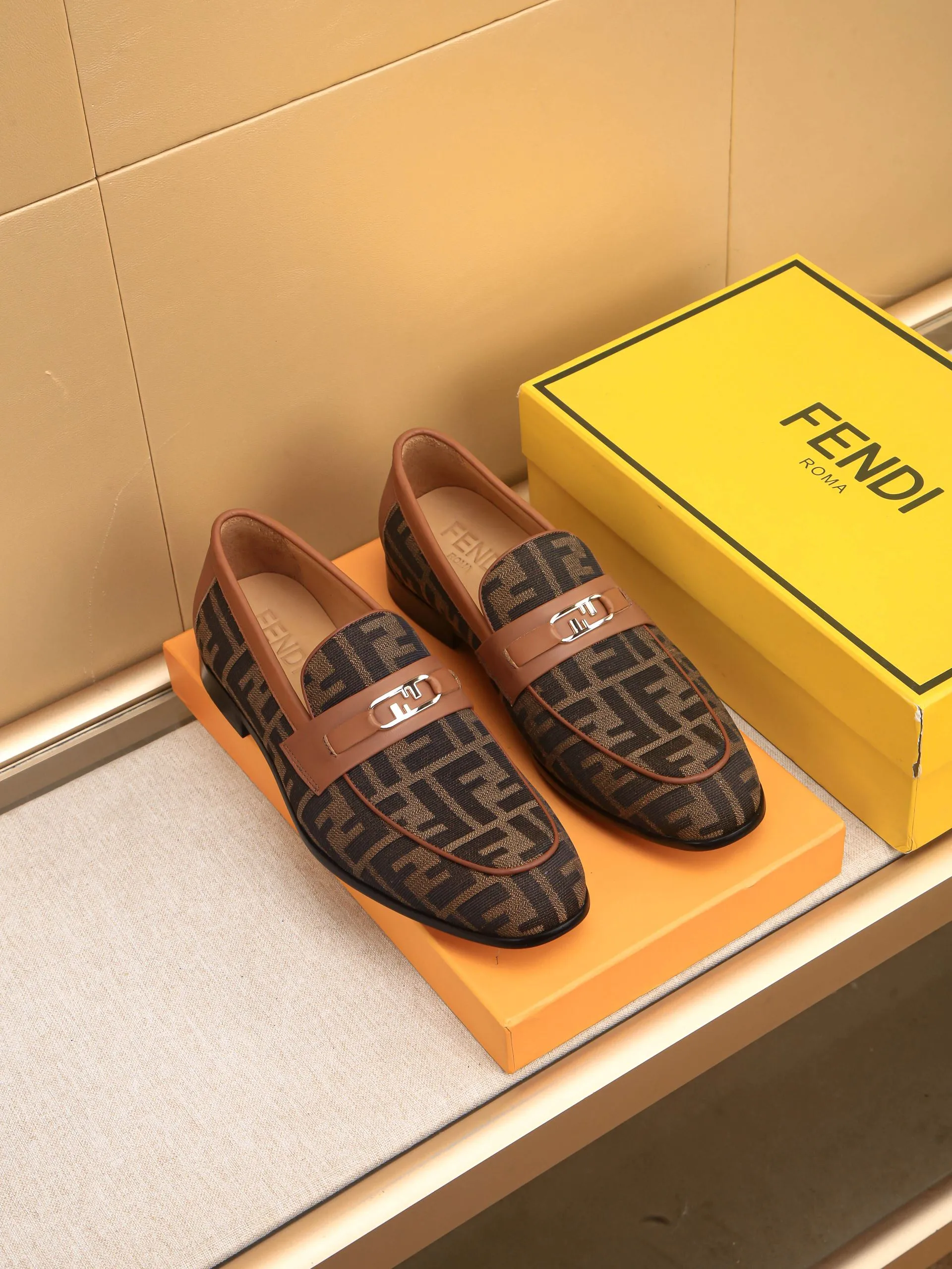 Men's shoes💰460 🕷🕷【FENDI】The latest men's formal leather shoes🇨🇳Classic series not to be missed💯The first layer is made of imported first-layer cowhide☘Original quality, the leather is smooth and delicate🎋Awesome version, perfect streamlined outline🍇🐮Leather lining, code number 39-44...(customized at 38.45.46.47)